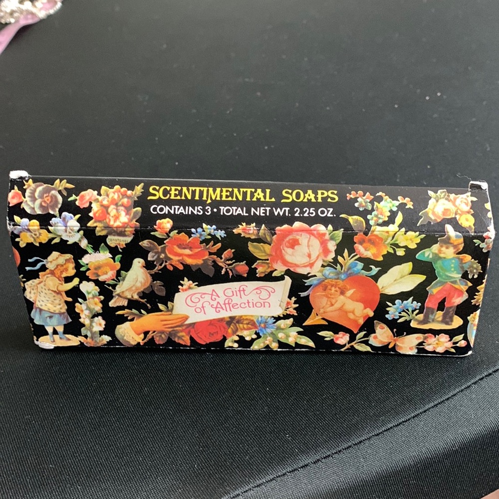 Avon Soaps A gift Collection 3in box Vintage
